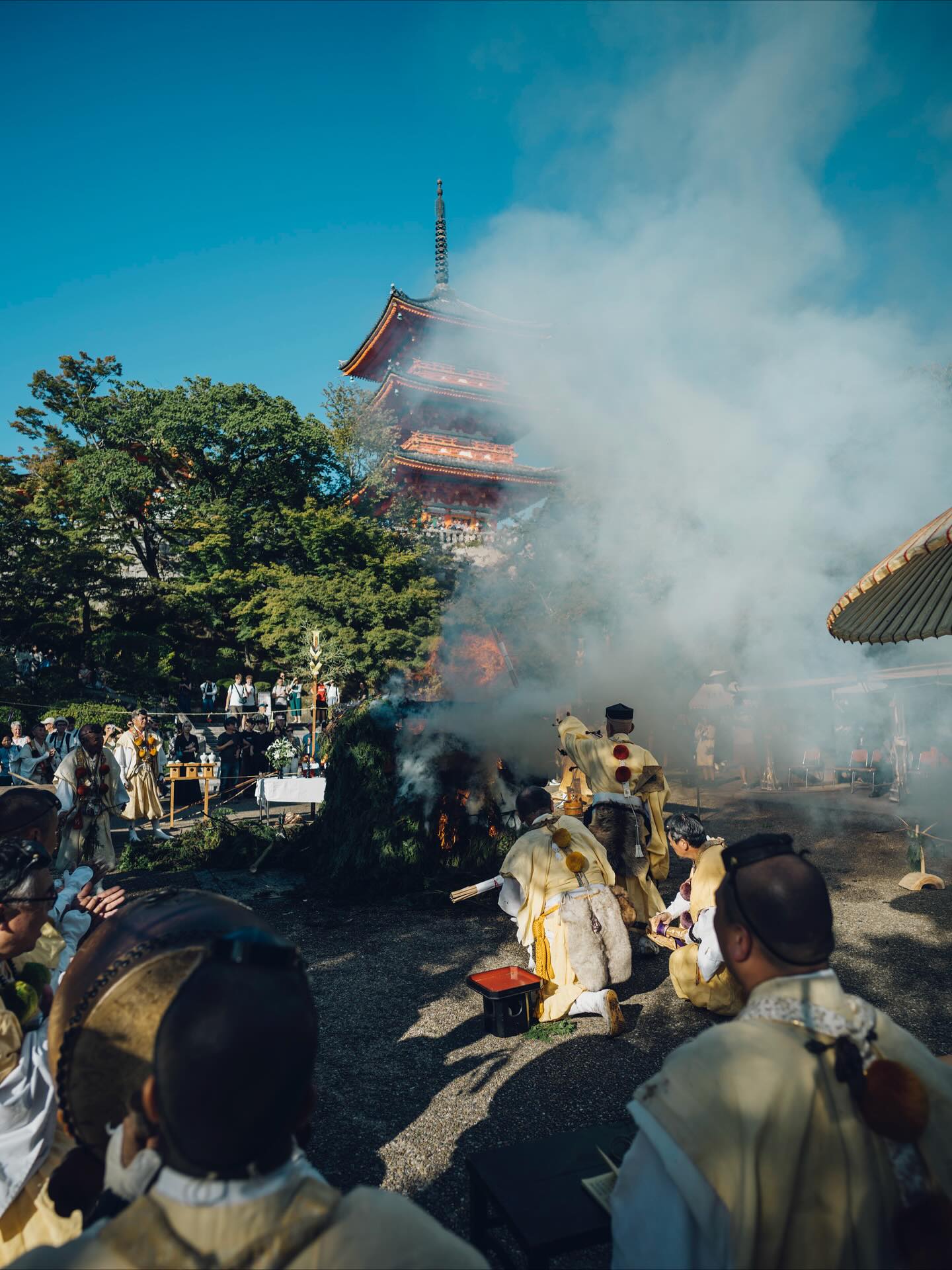Saito Goma | 採燈護摩

Prayers for peace, health, and wishes. Prayer sticks (gomagi) available at the Main Hall.

亡き人へのご供養、家内安全、無病息災、心願成就、世界平和など皆さまから寄せられた様々な願いを神仏へお届けし祈りを捧げる行事です。護摩木は常時本堂にてご奉納を受け付けております。