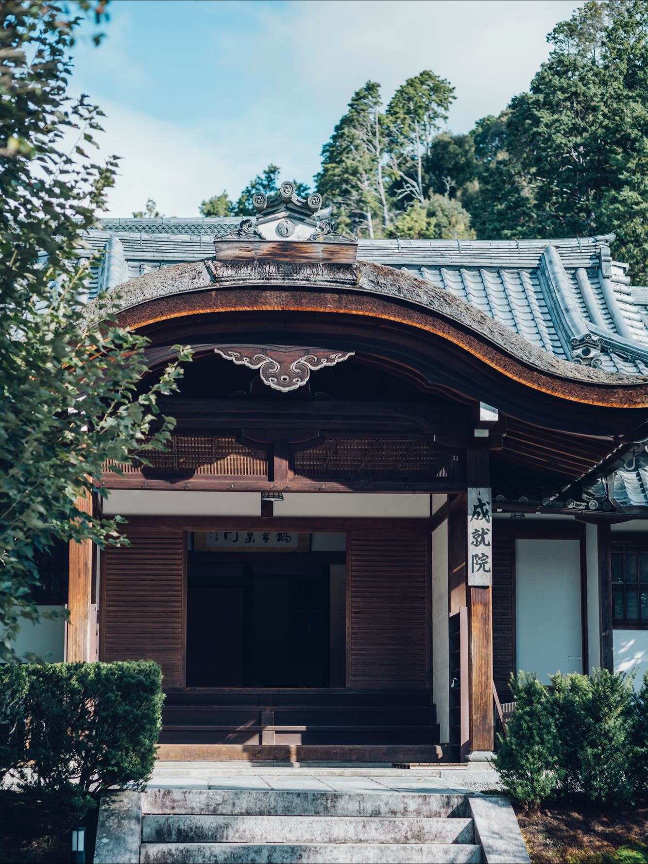 阿部昭恵「書」×裕人礫翔「箔」 書と創作箔のアート展『結』
2025年11月1日（土）から9日（日）までの9日間、成就院にて、 安倍昭恵氏と裕人礫翔氏によるアート展「結（ゆい）」を開催いたします。

本展は、「書」というアートでメッセージを伝える表現者・安倍昭恵氏による初の個展で、記念すべき第一回の開催となります。
箔アーティストであり伝統工芸士でもある裕人礫翔氏とのコラボレーションによって、「書」と「箔」という異なる表現が共鳴しあう特別なアート展です。
「結」というテーマには、人と人をつなぎ、文化や世代、国境を超えて未来へ向かうという想いが込められています。 書の持つ言葉の力と、1万分の1ミリの薄さを操る箔の煌めきが融合し、新しい美のかたちを体験いただけます。

【開催概要】
■展示会名 安倍昭恵「書」× 裕人礫翔「箔」 書と創作箔のアート展 「結」
■テーマ 書というアートでメッセージを伝える表現者としての安倍昭恵と、 箔アーティストで伝統工芸士でもある裕人礫翔がコラボレーションしたアート作品展
■開催日時 2025年11月1日（土）〜9日（日） 受付9時〜17時（最終受付16：30、最終日は１5時）
■入場料 600円

https://abeakie-art.jp/yui