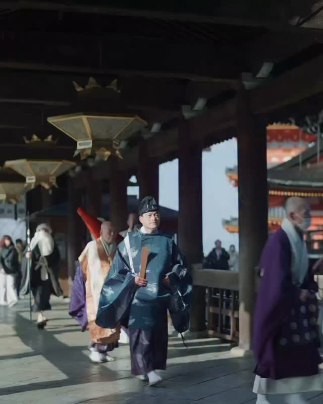 修正会｜一年間の安寧を祈願する年頭行事
SHUSHO-E | The first event of the year to pray for peace and order throughout the year

1月1日より1月7日までの7日間、本堂内々陣の御本尊御宝前において仏法興隆、国家安穏、五穀豊穣、諸人諸願成就などを祈願します。
7日の結願には参詣者に無病息災を念じて、「牛玉宝印」と「御香水」が授与されます。

Held from January 1 to 7 in the Main Hall’s innermost sanctuary (nainaijin), this annual ritual features prayers for a rich harvest, family safety, and world peace. On the final day, visitors can receive the Gou-houin seal to ward off evil and a sip of Gokozui holy water for health and healing.

#kiyomizudera #kyototemple
#清水寺 #修正会 #正月