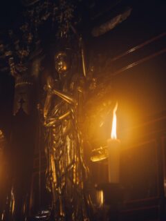 Thousand-day Prayer 2025 | 清水寺 千日詣り
本堂内々陣特別拝観
 [ SPECIAL VIEWING OF THE NAINAIJIN, IN THE MAIN HALL 2025]
 
– Viewing : 9:00 a.m. – 5:00 p.m. (last entry), August 9 – 16 9:00 a.m. – 9:00 p.m. (last entry / The Evening Special Visit), August 14 – 16
 
– Admission fee : Adult 500 Yen / elementary & junior high student 200 Yen
 
THE HOLY CUSTOM TAKES PLACE ONTHE DAYS WHEN KANNON’S BLESSINGSARE AMPLIFIED
The custom of the Thousand-day Prayer, during which one day of prayer is equivalent to a thousand days’ worth of meritorious prayers, took root alongside the spread of the worship of Kannon. It has widely gained popularity as the event for which the Kannon’s blessings are amplified. On these days, you can feel the great compassion of Kannon, who earnestly listens to every person’s vows and worries and strives to relieve each torment. During the period of Thousand-day Prayer, the nainaijin (the innermost sanctuary) in Main Hall is specially opened to the public in the evening as well as in the daytime.

8/9-8/16 千日詣り／本堂内々陣特別拝観　8/14-8/16 夜間特別拝観
清水寺 千日詣り／本堂内々陣特別拝観 実施期間：8月9日（土）～8月16日（土） 拝観時間：午前9時～午後5時まで内々陣に入堂いただけます ＊夜間特別拝観期間は午後9時に受付を終了いたします 法要：午前11時・午後7時30分 　　　   夜間特別拝観 実施期間：8月14日（木）・15日（金）・16日（土） 拝観時間：日没より境内点灯～午後9時（受付終了） 協力：清水寺門前会　茶わん坂繁栄会　清水寺御用達会   ＊千日詣り／本堂内々陣特別拝観、夜間特別拝観ともに予約の必要はございません。