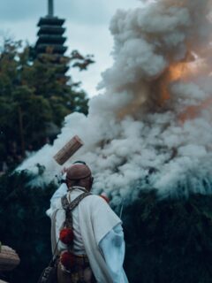 Saito Goma | 採燈護摩
Date & Time: September 27, from around 3:00 p.m.
Location: Kiyomizu-dera Temple, Southern Garden
*Cancelled in case of rain
Prayers for peace, health, and wishes. Prayer sticks (gomagi) available at the Main Hall.
【採燈護摩】
日時:9/27(土)午後3時ごろより
場所:清水寺 南苑
※雨天の場合は中止になることがあります
亡き人へのご供養、家内安全、無病息災、心願成就、世界平和など皆さまから寄せられた様々な願いを神仏へお届けし祈りを捧げる行事です。護摩木は常時本堂にてご奉納を受け付けております。