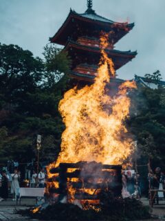 Saito Goma | 採燈護摩
Date & Time: September 27, from around 3:00 p.m.
Location: Kiyomizu-dera Temple, Southern Garden
*Cancelled in case of rain
Prayers for peace, health, and wishes. Prayer sticks (gomagi) available at the Main Hall.
【採燈護摩】
日時:9/27(土)午後3時ごろより
場所:清水寺 南苑
※雨天の場合は中止になることがあります
亡き人へのご供養、家内安全、無病息災、心願成就、世界平和など皆さまから寄せられた様々な願いを神仏へお届けし祈りを捧げる行事です。護摩木は常時本堂にてご奉納を受け付けております。