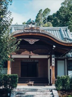 阿部昭恵「書」×裕人礫翔「箔」 書と創作箔のアート展『結』
2025年11月1日（土）から9日（日）までの9日間、成就院にて、 安倍昭恵氏と裕人礫翔氏によるアート展「結（ゆい）」を開催いたします。

本展は、「書」というアートでメッセージを伝える表現者・安倍昭恵氏による初の個展で、記念すべき第一回の開催となります。
箔アーティストであり伝統工芸士でもある裕人礫翔氏とのコラボレーションによって、「書」と「箔」という異なる表現が共鳴しあう特別なアート展です。
「結」というテーマには、人と人をつなぎ、文化や世代、国境を超えて未来へ向かうという想いが込められています。 書の持つ言葉の力と、1万分の1ミリの薄さを操る箔の煌めきが融合し、新しい美のかたちを体験いただけます。

【開催概要】
■展示会名 安倍昭恵「書」× 裕人礫翔「箔」 書と創作箔のアート展 「結」
■テーマ 書というアートでメッセージを伝える表現者としての安倍昭恵と、 箔アーティストで伝統工芸士でもある裕人礫翔がコラボレーションしたアート作品展
■開催日時 2025年11月1日（土）〜9日（日） 受付9時〜17時（最終受付16：30、最終日は１5時）
■入場料 600円

https://abeakie-art.jp/yui