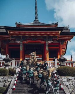 青龍会
SEIRYU-E

2026.3.15 (Sun.) , 4.3 (Fri.)
2:00 p.m. - 3:30 p.m.

清水寺には、観音さまの化身である龍が音羽の瀧に夜ごと飛来して水を飲むという伝承があります。また、奥の院南脇堂に祀られている夜叉神は、この青龍の地と御本尊を守り、人々の悪縁を断ち、良縁を結ぶ神として信仰されてきました。青龍会では、長さ18メートルの青龍を先頭に、荘厳な装束に身を包んだ会衆が地域守護と除災を祈願して境内と門前町を練り歩きます。人々は観音さまの化身を見守りながら「南無観音」と唱和して、観音さまのご利益を願います。

One of the legends of the temple says that a blue dragon (Seiryu in Japanese), an incarnation of Kannon, flies to drink from the waterfall every night. Furthermore, Yasha, originally a demon-god, is enshrined in a small shrine in the south side of Okuno-in Hall. Yasha has been worshiped as a match-making god who guards the ground of Seiryu and the principal image as well as a disruptor of evil karma. At this event, with a 18-meter long figure of the blue dragon leading the way, a wide variety of performers adorned with gorgeous costumes parade through the grounds and the temple town, praying for regional peace and expelling bad luck. Observing the incarnation of Kannon performing, the audience chant “Namu-kannon” in chorus and pray for good luck.

#kiyomizudera #kyototemple
#清水寺 #青龍会